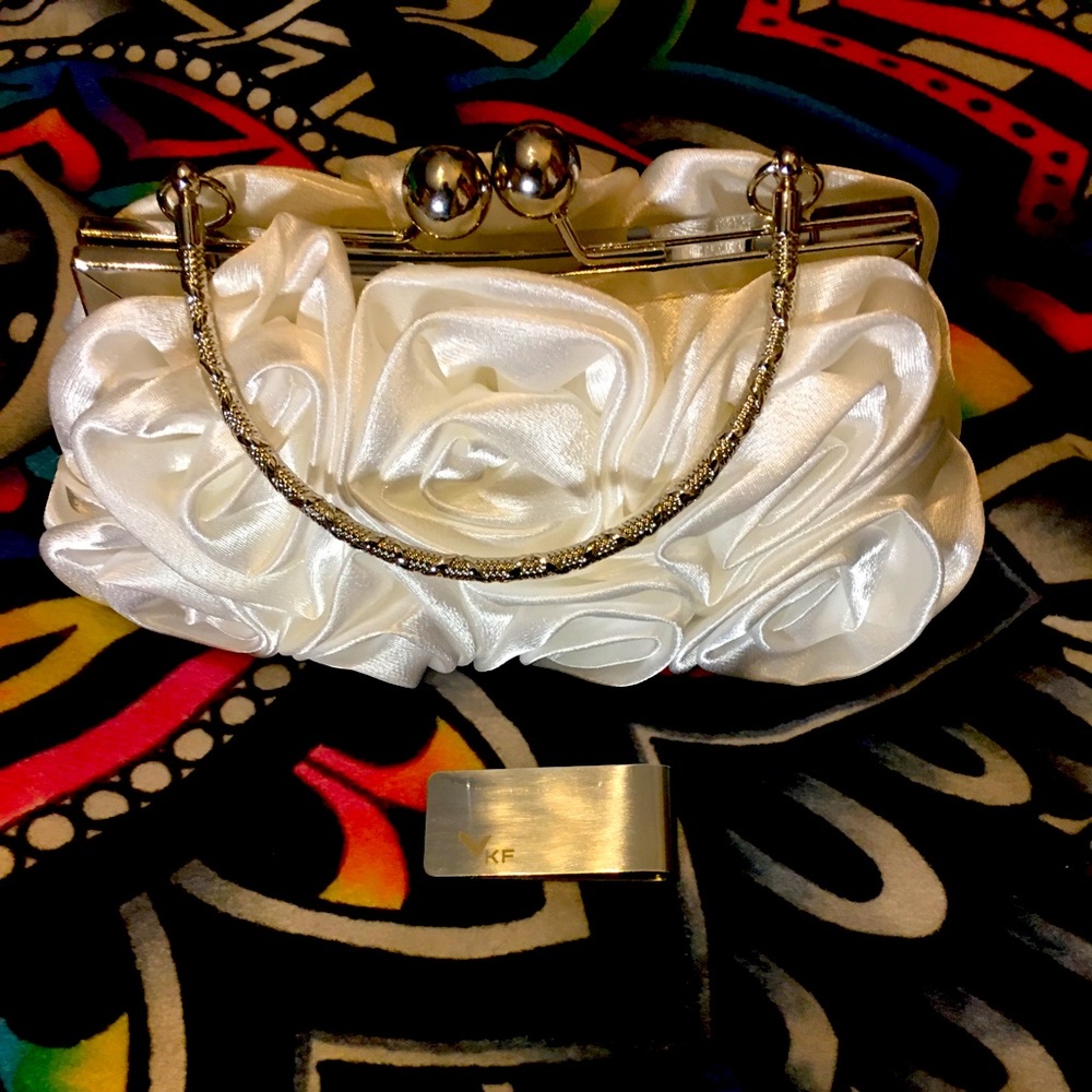 ☄️3 for $15☄️ white floral clutch